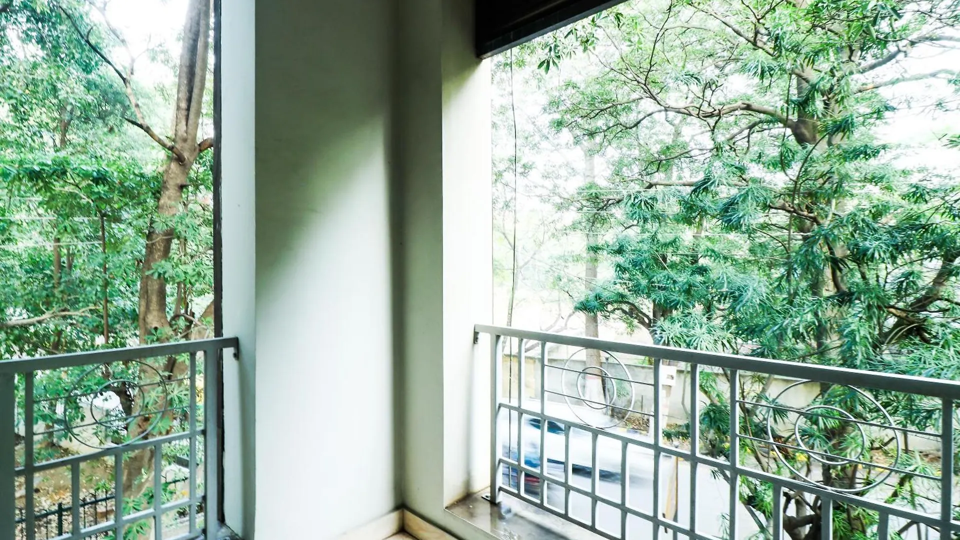Convenient Executive Studio Near Mg Road Metro Gurgaon 0*,